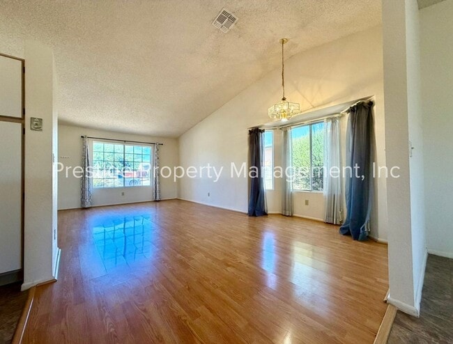 Building Photo - ***RENT SPECIAL*** 3/2 Beautiful Rita Ranch Home With Open Design!!!