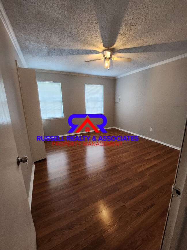 Building Photo - Corner Lot- Fenced In- 2 Story Townhome!