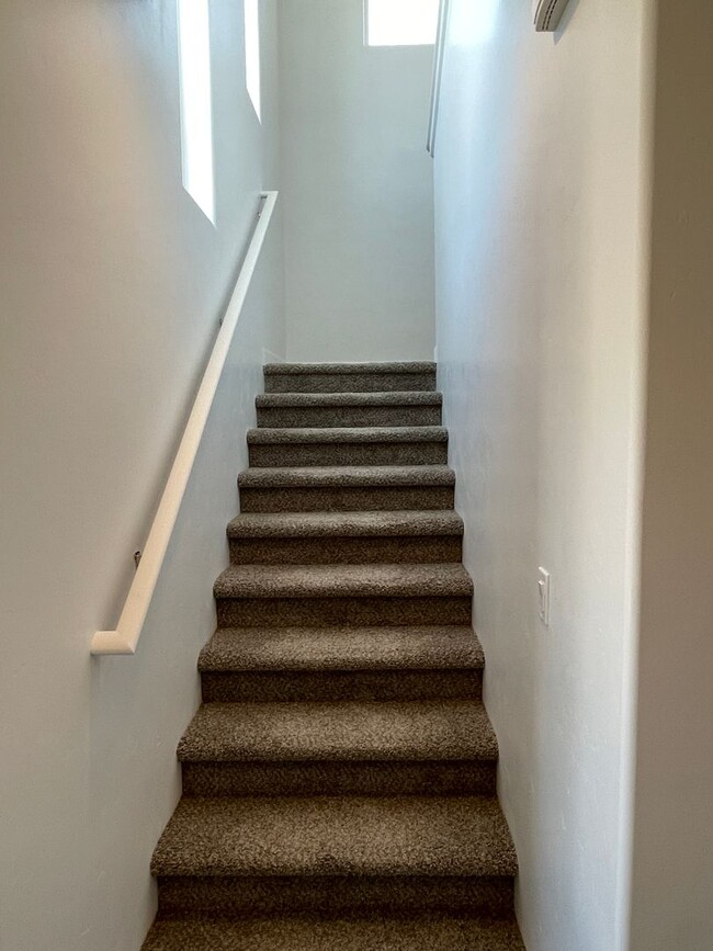Building Photo - Newer 2-bedroom Townhome