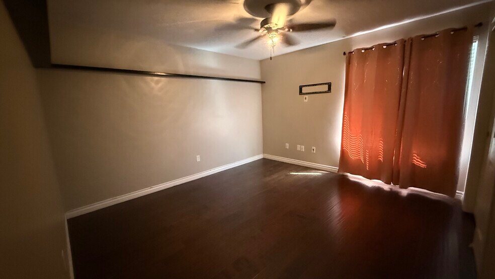 Building Photo - 9404 High Oak Dr