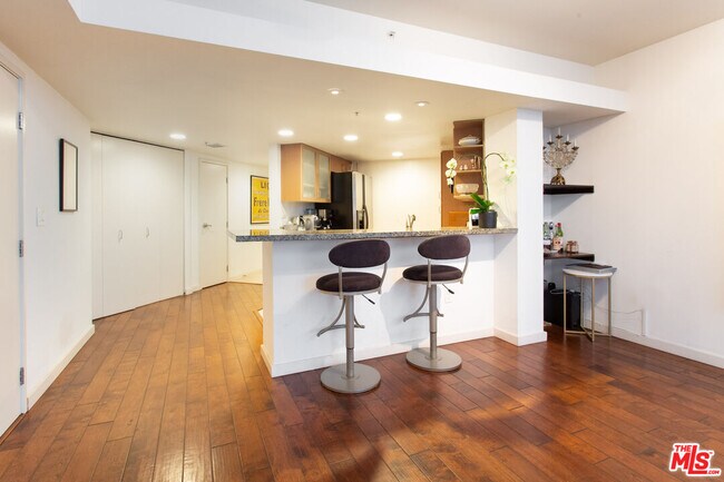 Building Photo - 13700 Marina Pointe Dr