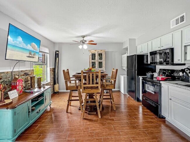 Building Photo - Adorable 1BR - Ground Entry Available FULLY FURNISHED