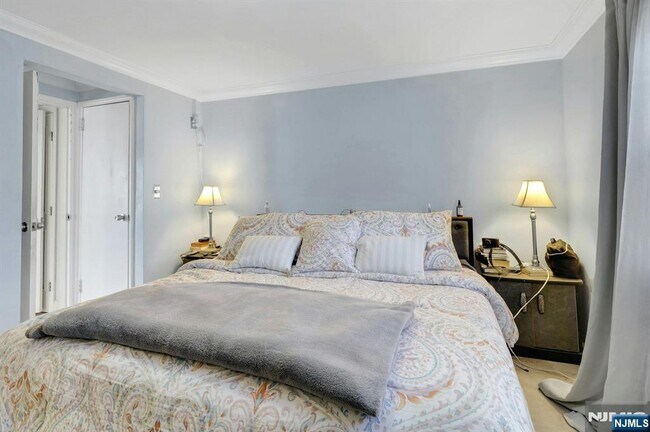 Building Photo - 190 Knickerbocker Rd