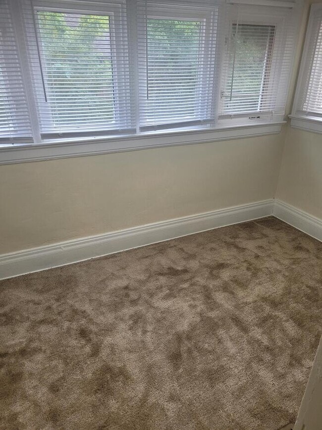 Building Photo - Perfect For Student Housing! 4 Bedroom Hou...