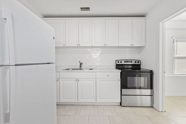 Building Photo - Home For Rent in St Pete!