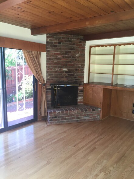 gas only fireplace - 4327 Finley Ave