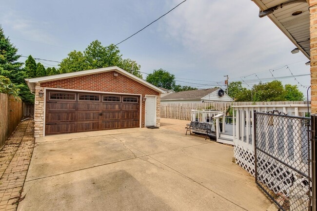 Building Photo - 7630 N Oleander Ave