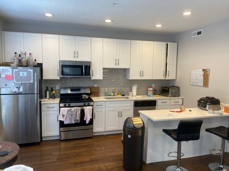 Building Photo - 726 Parker St