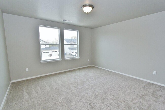 Building Photo - Spacious Home in Quiet Neighborhood