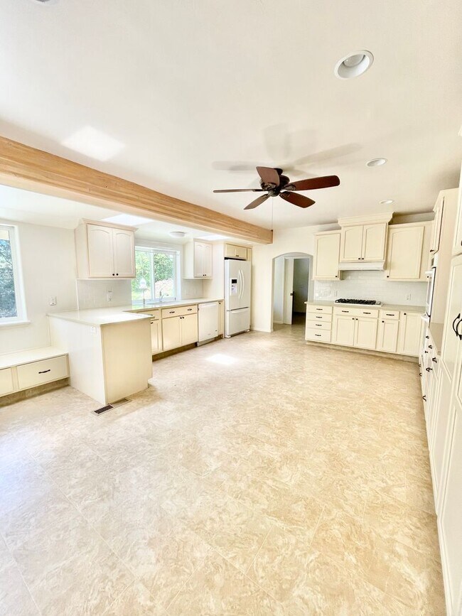 Building Photo - $3,900/month – Rare Country Feel on an Expansive Lot in One of Santa Rosa's Desirable Neighborhoods!
