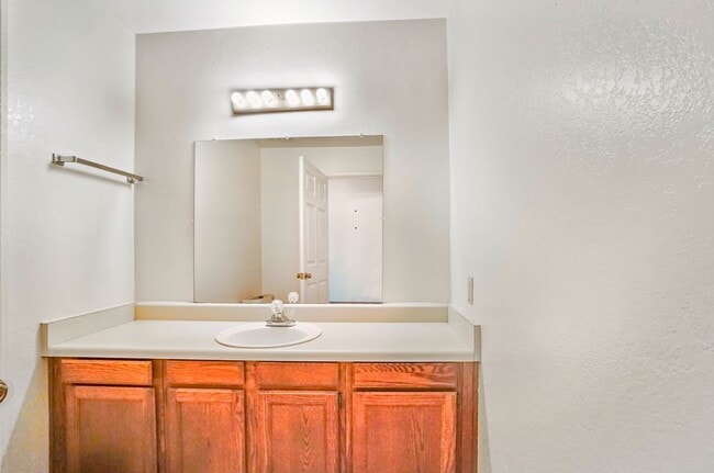 Building Photo - Light-Filled 2-Bed Tucson Rental w/ Vaulte...