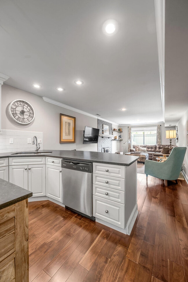 Building Photo - 500 Laketower Dr