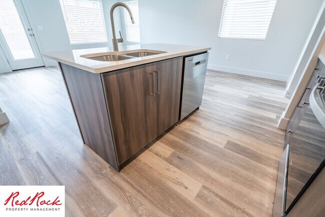Building Photo - Spacious 4 Bedroom Home Near Hiking Trails