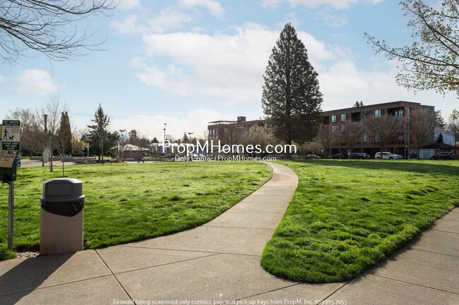 Building Photo - Luxury One-Bedroom Condo in Downtown Gresh...