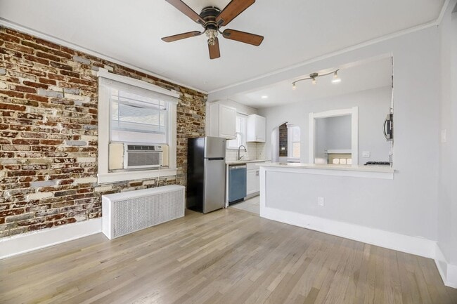 Building Photo - LOCATION LOCATION! Charming and updated bungalow located just west of Wash Park!!  Move in Specia...