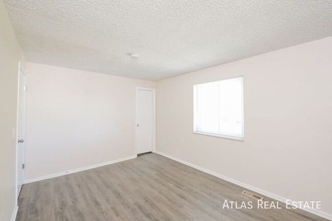 Building Photo - GET $500 OFF RENT IF MOVED IN BY 11/30/202...