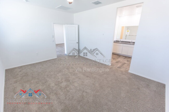 Building Photo - 1330 W Hess Ave