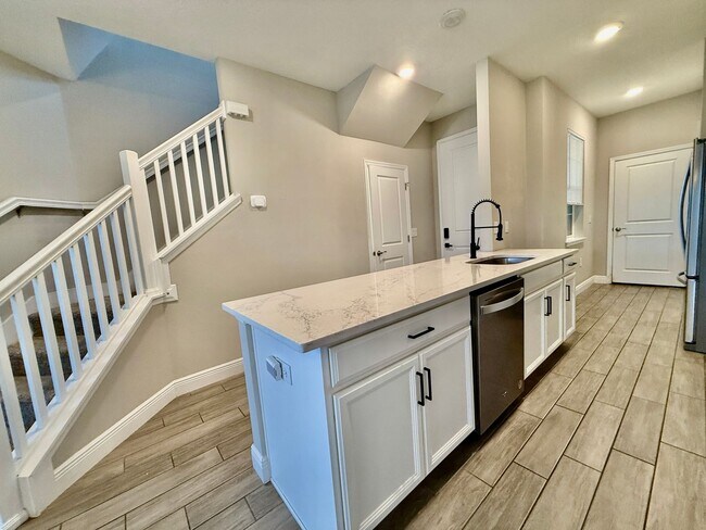 Building Photo - 5282 Neil Dr