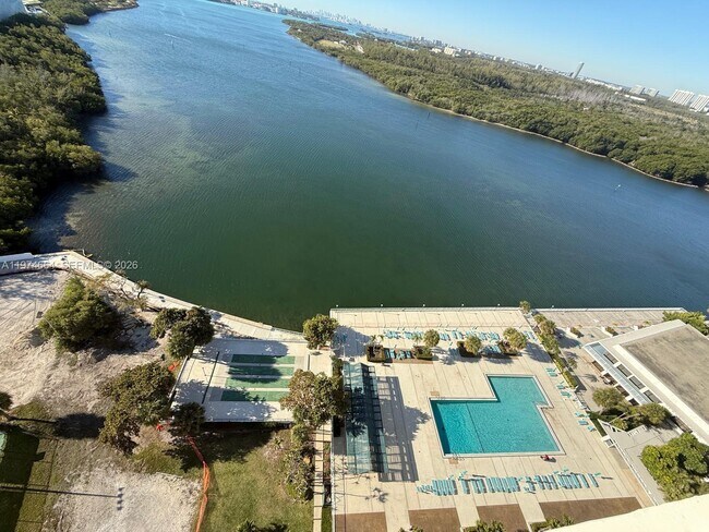 Building Photo - 300 Bayview Dr