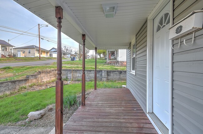 Building Photo - 1017 Fairview Ave