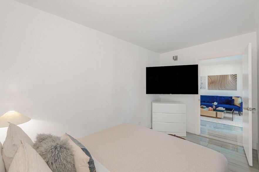 Building Photo - 2301 Collins Ave