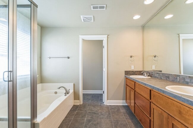 Building Photo - AVAILABLE FOR SHOWING ON 10/15!