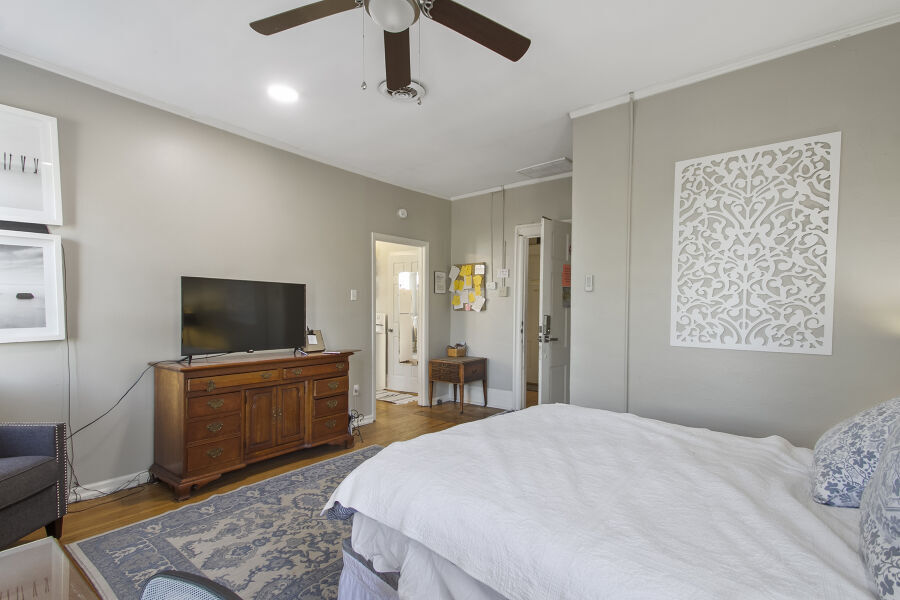 Building Photo - 633 College St