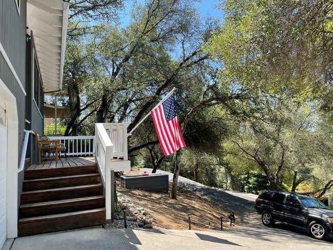 Building Photo - 3 bedroom, 2 bath remodeled home in Lake Wildwood, Penn Valley, CA 95946