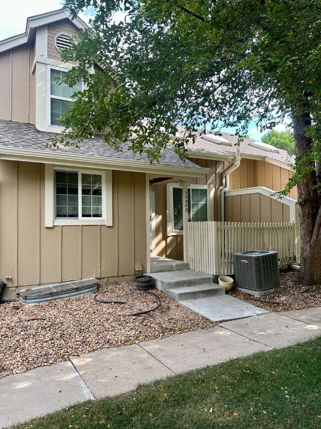 Building Photo - Don't Miss out on this 2 Bed +Loft Townhom...