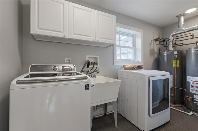 Building Photo - 927 S Charlotte St