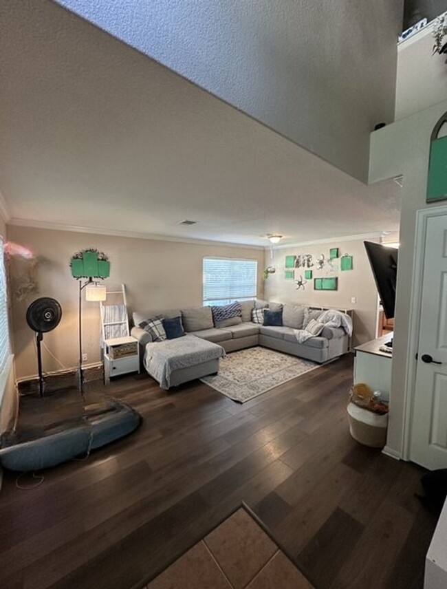 Building Photo - 4 Bed 2.5 Bath Home with Yard in Kyle