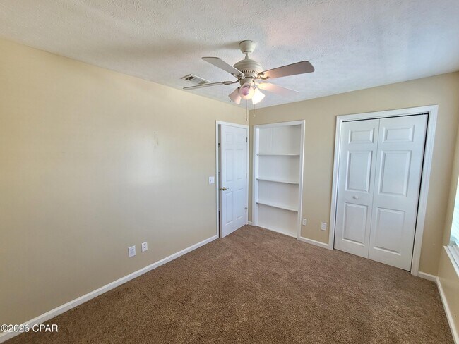 Building Photo - 4008 Crescent Dr