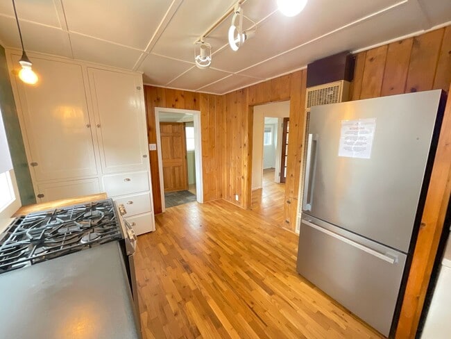 Building Photo - 1 Bedroom Home Available Near W Pikes Peak...