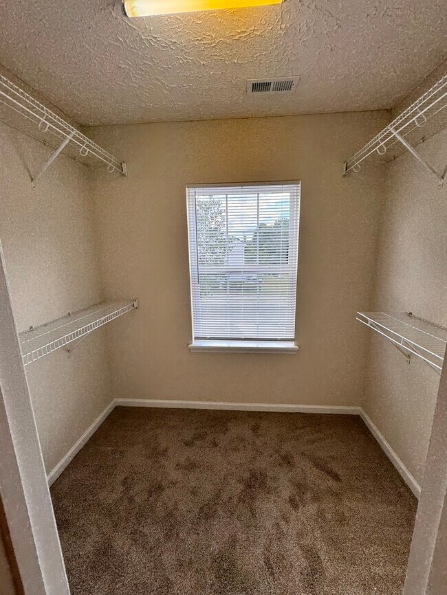 Building Photo - Great space in this 3 bedroom 2 and 1/2 bath end unit Townhome!