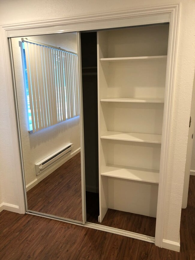 Building Photo - Cozy 1 bedroom ground floor apartment