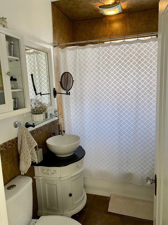 Building Photo - 5328 W Drummond Pl