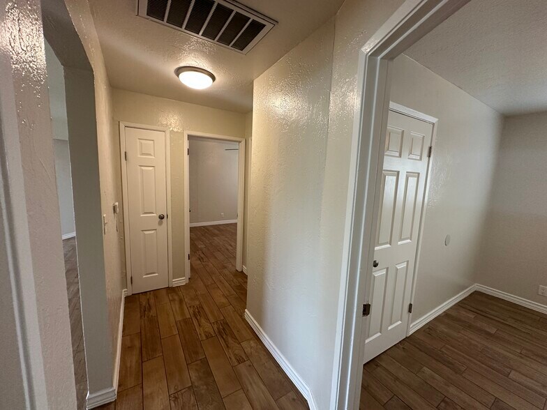 Building Photo - 539 S Gertrude Ave