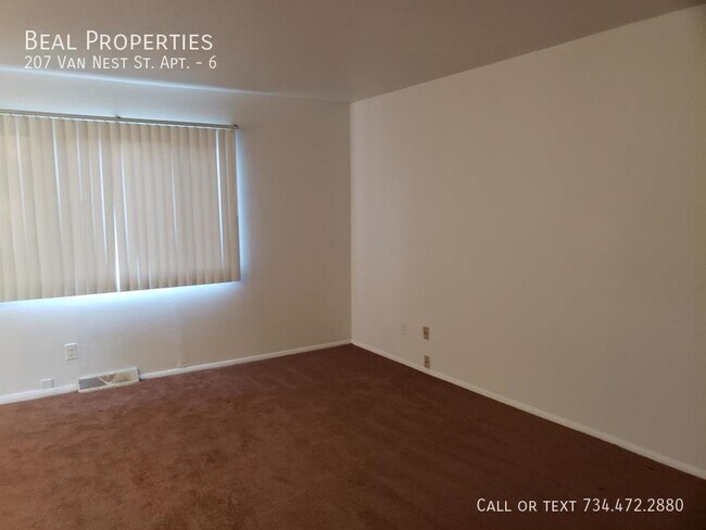 Building Photo - 207 Van Nest St