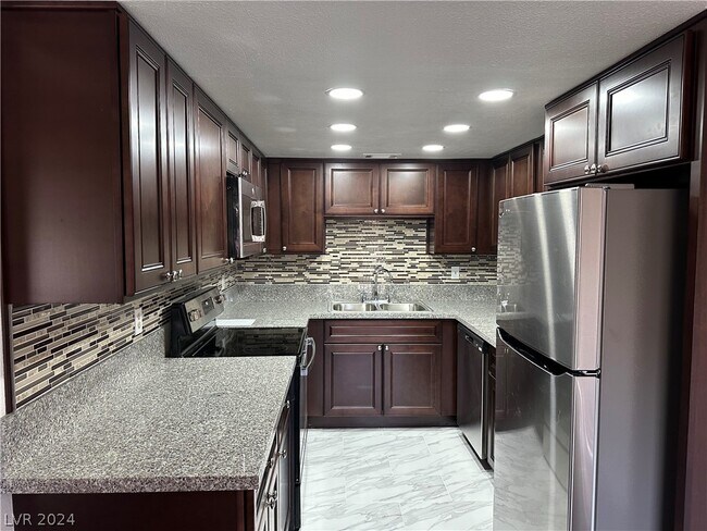 Building Photo - 1121 Willow Tree Dr