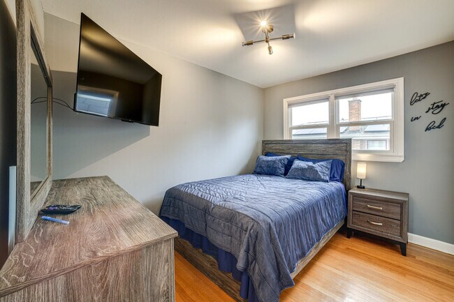 Building Photo - 737 E 157th Pl