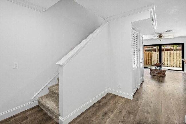 Building Photo - 421 N Cypress Dr