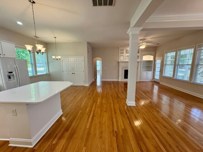 Building Photo - Adorable Home in Brighton Park