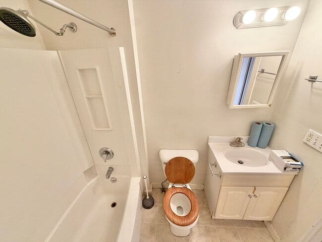 Building Photo - 3 Bedroom Apartment in Burlington VT Available NOW! OFF STREET PARKING, LAUNDRY, HEAT INCLUDED!