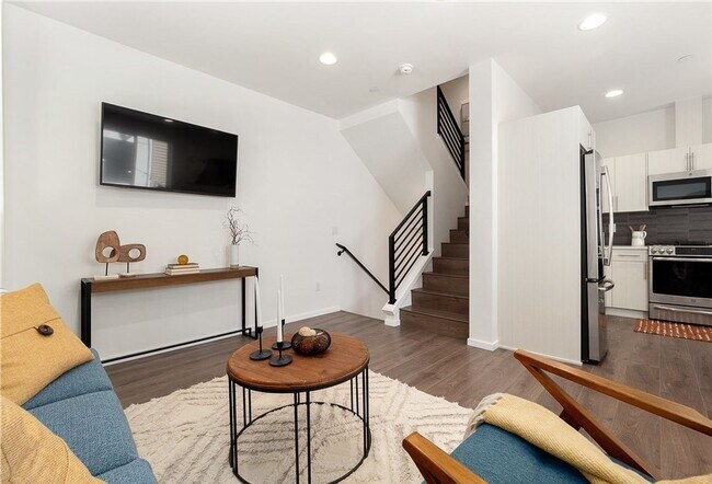 Building Photo - Luxury 3-Bed Interbay Townhome