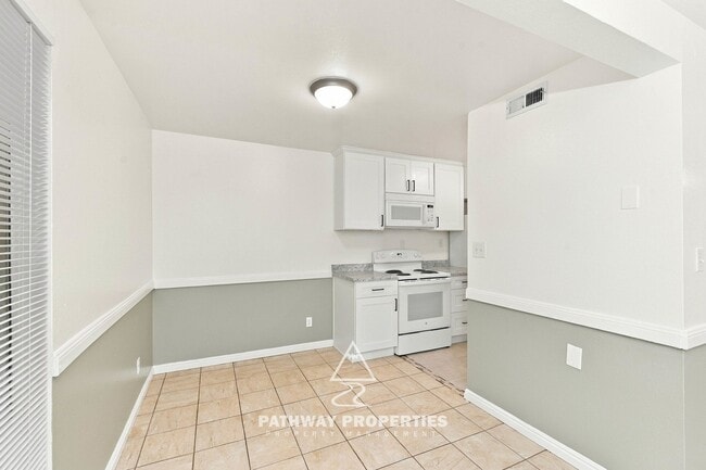 Building Photo - 872 W 500 S