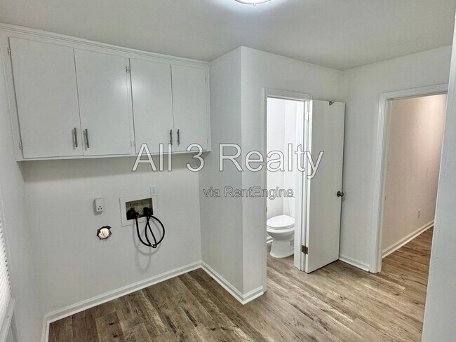 Building Photo - 2557 Woodley Rd