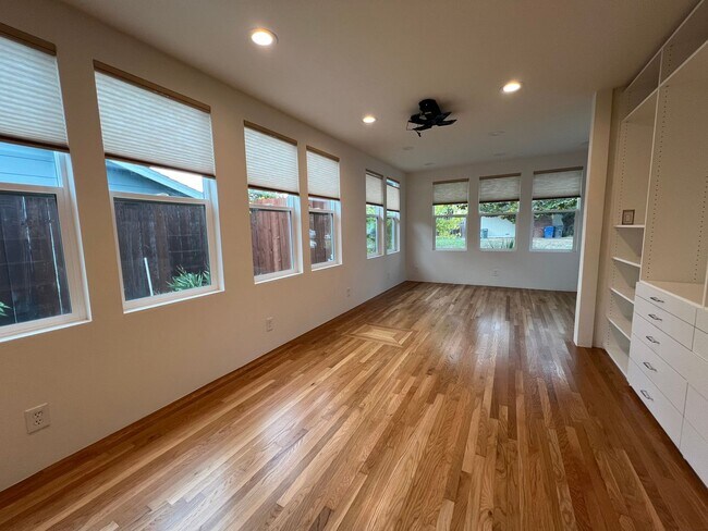 Building Photo - 3 Bedroom 2 Bath remodeled home is Capitola