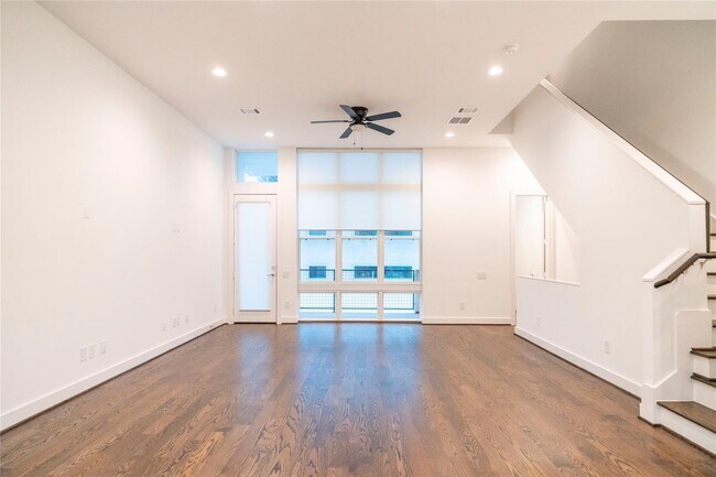 Building Photo - 5869 E Post Oak Ln