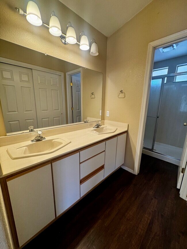 Building Photo - FOR RENT