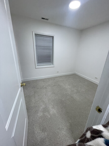 Building Photo - 5055 W Montana St